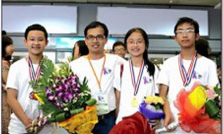 Thầy Đặng Minh Tuấn chụp chung với các học sinh. (Ảnh: Đa Diện)