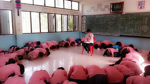 Học sinh Thái Lan xin cô giáo “đừng về Việt Nam” - 1