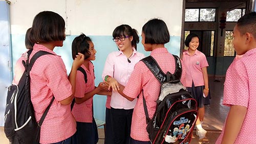 Học sinh Thái Lan xin cô giáo “đừng về Việt Nam” - 2