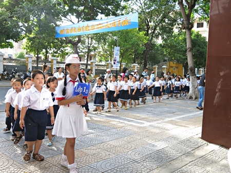 Náo nức nhất là các em học sinh vừa bước vào lớp 1