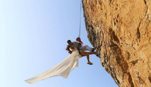 Cặp đôi treo mình trên vách núi chụp ảnh cưới - 2