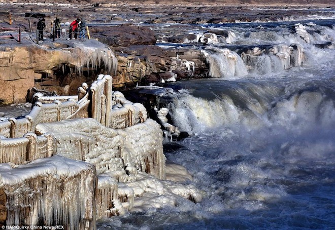 Choáng ngợp cảnh tượng sông Hoàng Hà đóng băng - 3